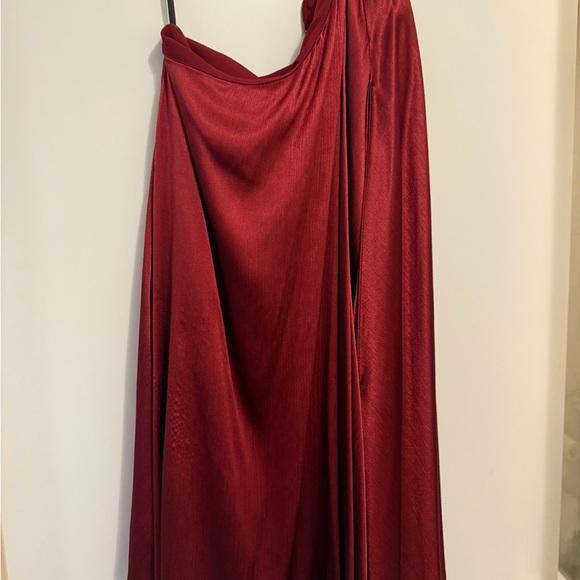 Michael Costello x Revolve Burgundy one shoulder dress in size small - Picture 3 of 3